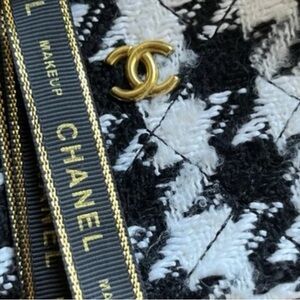 Houndstooth coin bag gift with purchase.
New comes with Chanel Ribbon❤️